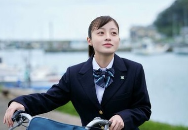 制服姿の女性
